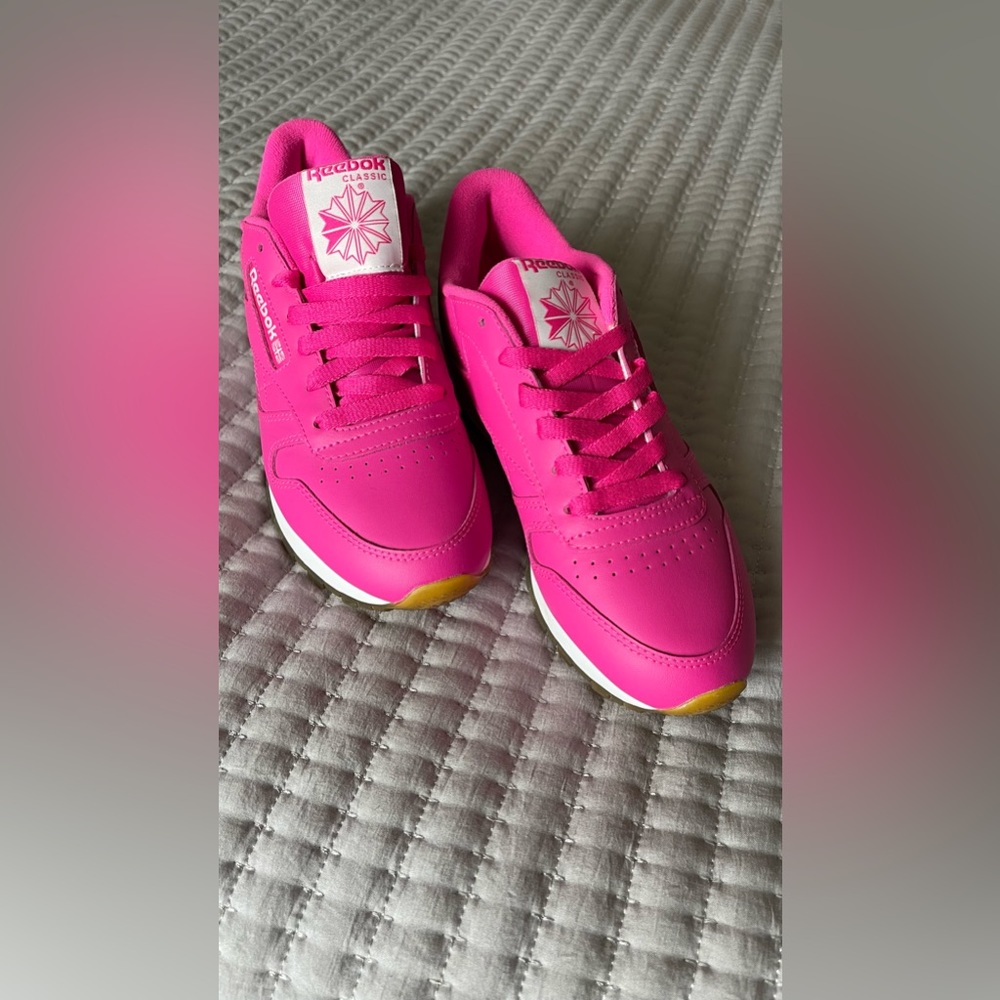 REEBOK Womens CL LTHR running shoes size 7.5 excellent condition!! Used ones